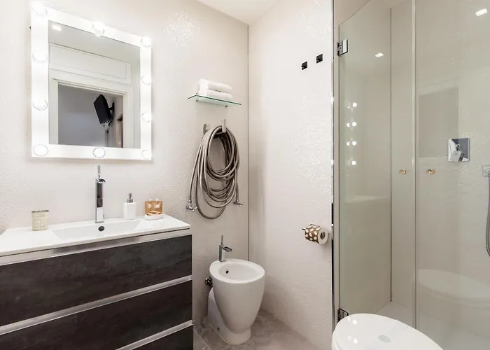 Апартаменты Dimora Colosseum Luxe - Jacuzzi & Private Patio *