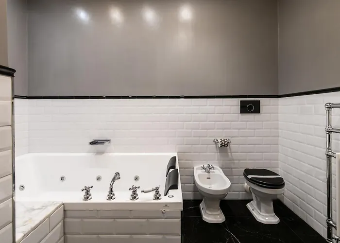 Dimora Colosseum Luxe - Jacuzzi & Private Patio Апартаменты *
